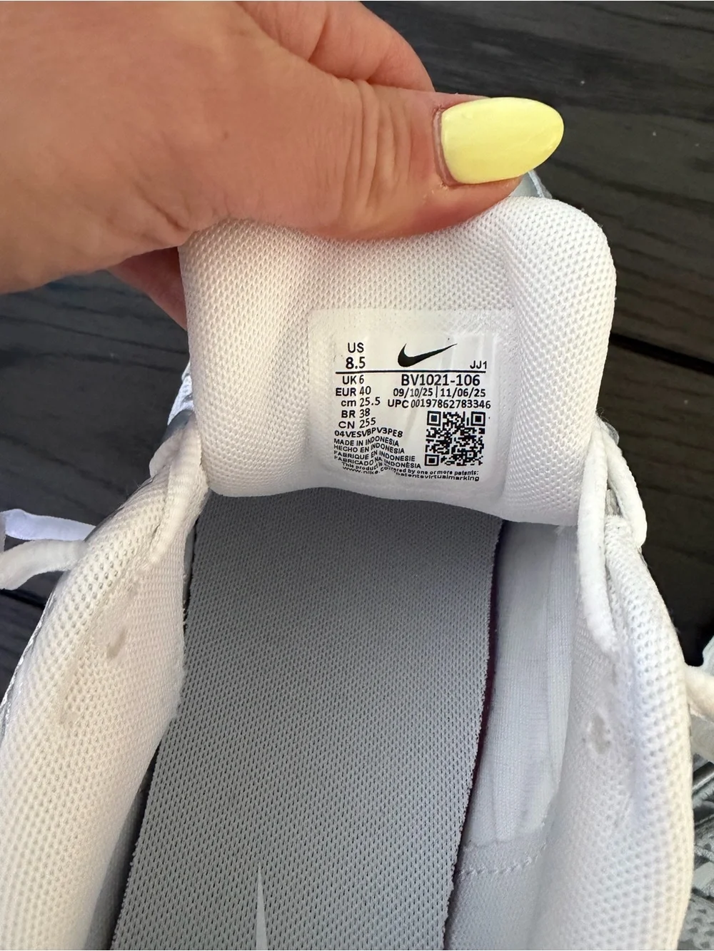 Nike Women's Silver/White R-8000 Athletic Sneakers